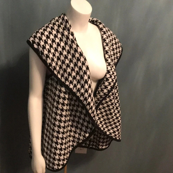 Mudpie Holden Houndstooth blanket vest black white - Picture 5 of 8